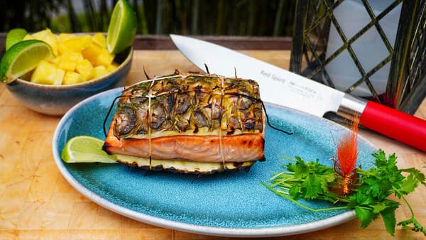 Lachs auf der Ananas-Planke