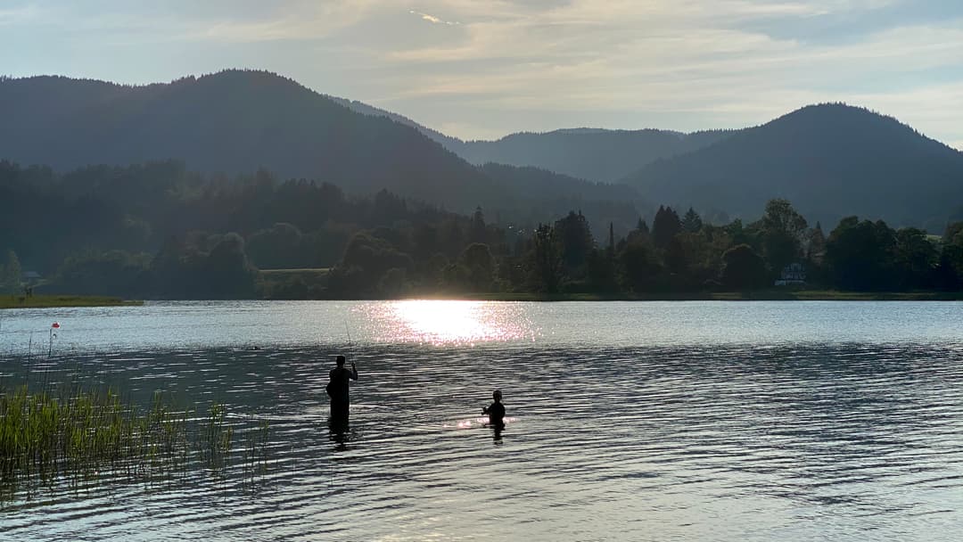 Mit Dem Nachwuchs am Wasser
